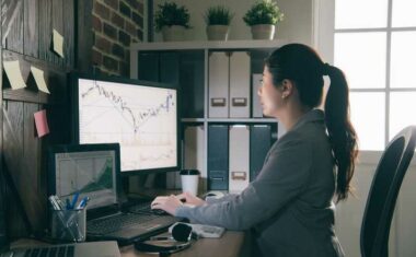 How To Become an Investment Analyst